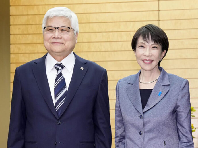 晶圓代工廠台積電董事長魏哲家(左)5日與日本首相高市早苗(右)會面,兩人在東京首相官邸合影。(圖:中央社) 晶圓代工廠台積電董事長魏哲家(左)5日與日本首相高市早苗(右)會面,兩人在東京首相官邸合影。(圖:中央社)