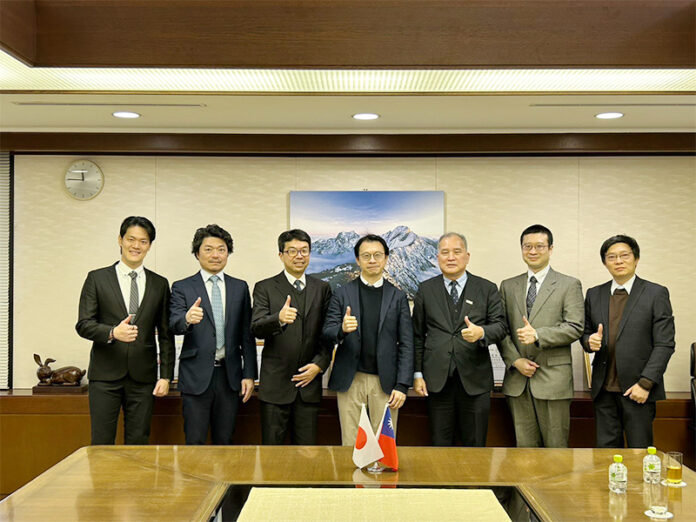 台科會王貞翊理事長(左3)暨常務理監事代表與台灣駐日代表處科技組吳嘉文組長(右4)合影 台科會王貞翊理事長(左3)暨常務理監事代表與台灣駐日代表處科技組吳嘉文組長(右4)合影