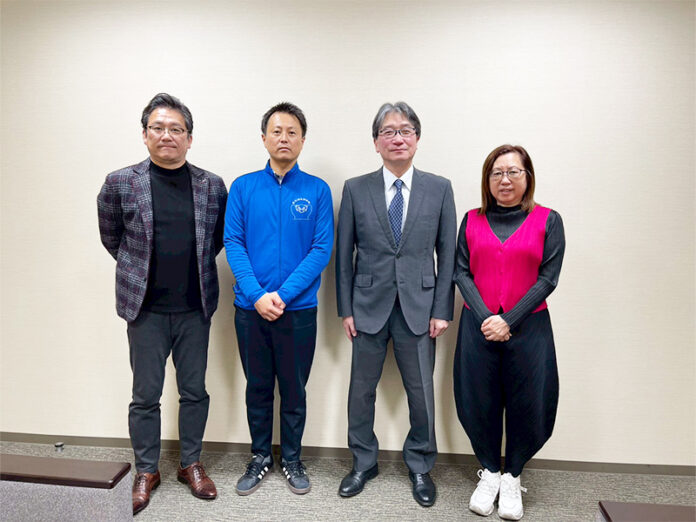 左1:坂本和也顧問、左2甲裴敬大係長、右2三輪副町長、右1錢妙玲社主 左1:坂本和也顧問、左2甲裴敬大係長、右2三輪副町長、右1錢妙玲社主