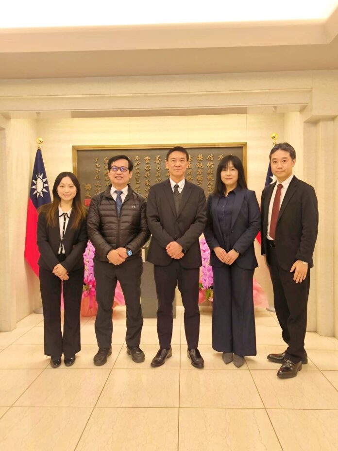 右1:多田恵副會長,右2:林佩芬會長,中:黃聖明組長,左1:井上華那事務局長,左2:陳福士會長 右1:多田恵副會長,右2:林佩芬會長,中:黃聖明組長,左1:井上華那事務局長,左2:陳福士會長