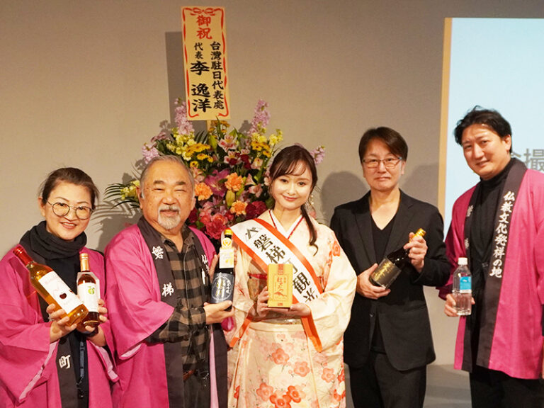 若狭さち氏と菅原直敏副町長と磐梯町スタッフ