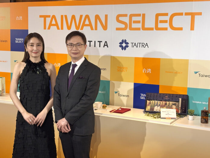 東京國際食品展10日開幕，台灣今年有194家食品企業組成「台灣館」參展，規模再創新高。展覽前一天，台灣館舉行展前記者會暖身，日本知名演員矢田亞希子（左）受邀，與外貿協會董事長黃志芳對談，並品嚐台灣美食。（圖:中央社）