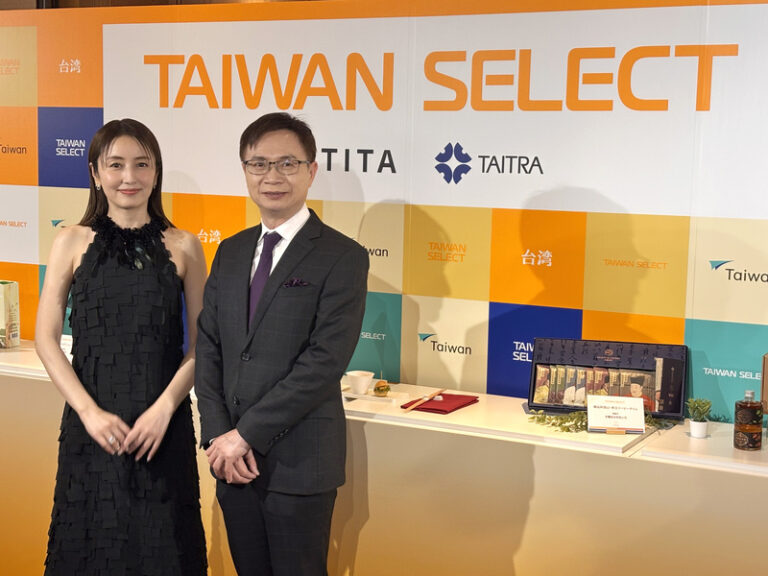 矢田亞希子站台東京食品展台灣館　嚐鳳梨漢堡讚不停