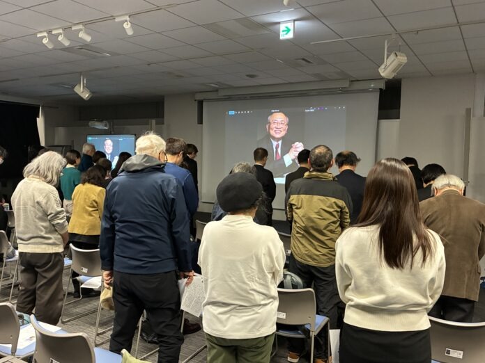 參與追思會民眾進行默禱(台灣文化中心提供)