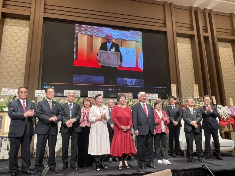 日本僑界盛大舉行台灣名㕑黃村寳獲頒「黄綬褒章」慶功宴