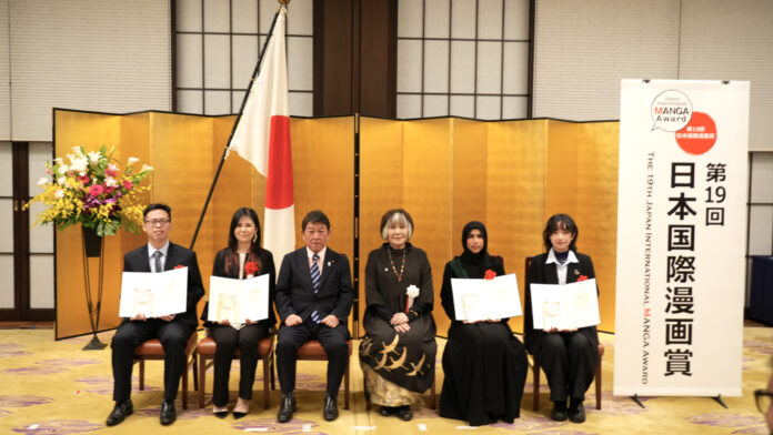 本屆得獎者大合照(右一為獲銀賞的台灣漫畫家南南日、左三為外務大臣茂木敏充、右三為評審三里中滿智子,台灣文化中心提供)
