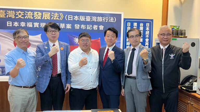 左から陳俐甫理事長羅浚晅理事長、蔡易餘立法委員、江夏正敏幹事長、潘威佑理事長、陳文甲副校長