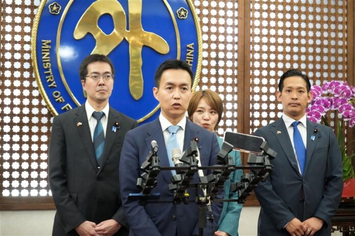 台湾を訪問し、台北市の外交部（外務省）で記者会見する自民党青年局の平沼正二郎局長（左2）＝2026年5月5日（圖:中央社）