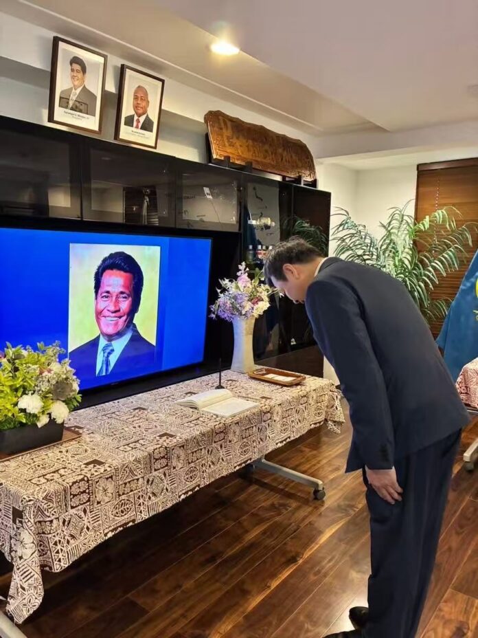 パラオのウィップス大統領の父弔問
