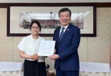 台湾ゴルフ界の新星呉佳晏選手が代表処を表敬訪問 全米女子オープン出場へ意気込みを語る 吳佳晏選手からサイン色紙プレゼント