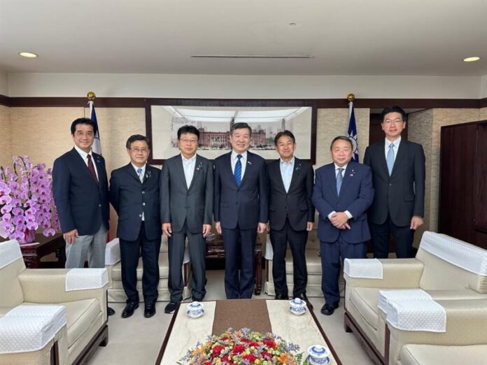 李逸洋駐日代表(中央)と北村晴男衆院議員(左から3人目)、石平参院議員(右から2人目)=石平氏のXから 李逸洋駐日代表(中央)と北村晴男衆院議員(左から3人目)、石平参院議員(右から2人目)=石平氏のXから