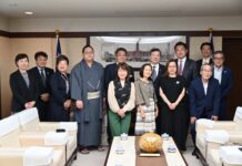 東白龍臺灣後援會成員林月理僑務委員（前排中央）、埼玉臺灣總會會長羅碧玲（左1）、埼玉台灣總會理事林秀音（左3）、臺灣新聞社社長錢妙玲（前排右2）