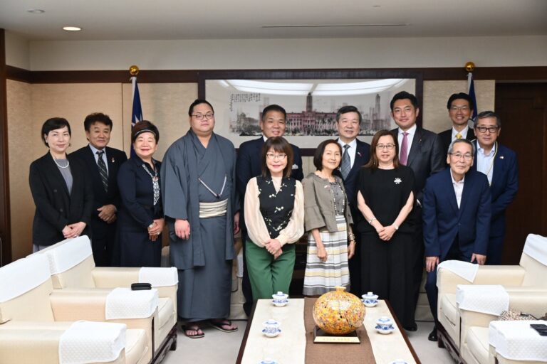 東白龍臺灣後援會成員林月理僑務委員（前排中央）、埼玉臺灣總會會長羅碧玲（左1）、埼玉台灣總會理事林秀音（左3）、臺灣新聞社社長錢妙玲（前排右2）