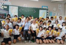 32年不間斷推廣臺灣學 瀨戶淑枝女士以行動傳承八田與一精神 與學生合照、中:瀬戸淑枝(姜淑枝)女士