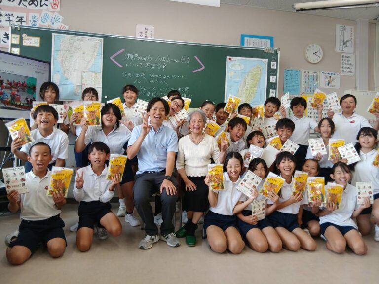 與學生合照、中：瀬戸淑枝（姜淑枝）女士