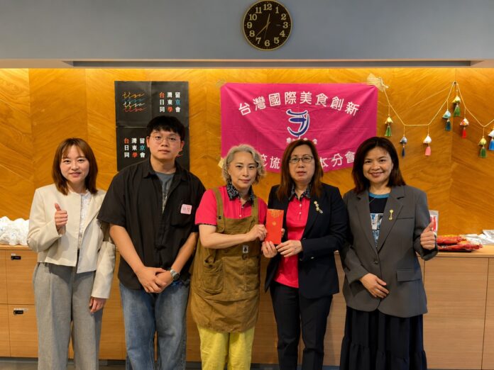 左起:李承芸副組長、陳智會長、蕉自卿老師、錢妙玲會長、劉夏如組長 左起:李承芸副組長、陳智會長、蕉自卿老師、錢妙玲會長、劉夏如組長