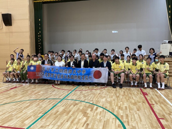 台北市明德國中日本國際教育訪問團與福岡香春思永館中學師生合影 台北市明德國中日本國際教育訪問團與福岡香春思永館中學師生合影