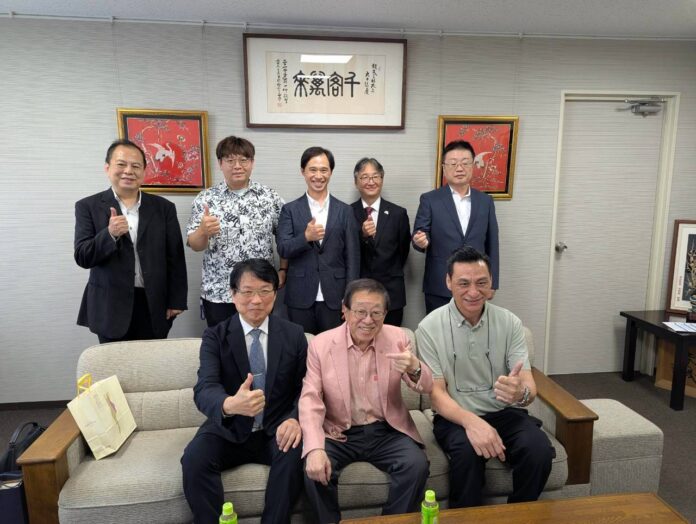丸久本社訪問ピンクの服が田中会長、右端の上が長尾取締 丸久本社訪問ピンクの服が田中会長、右端の上が長尾取締