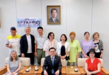 日本中部地區台灣同鄉會拜會台北駐大阪辦事處范處長 攜手深化台日交流與亞運合作 范振國處長(前排中)與日本中部地區台灣同鄉會陳惠貞會長(前排左)以及幹部合影