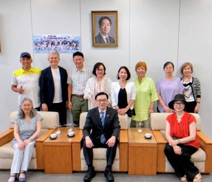 范振國處長(前排中)與日本中部地區台灣同鄉會陳惠貞會長(前排左)以及幹部合影