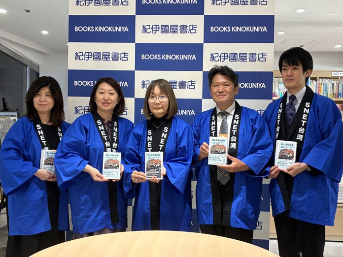 《旅行學台灣》的作者群於紀伊國屋店新宿本店合影,左起洪郁如、赤松美和子、胎中千鶴、山崎直也、劉彥甫(台灣文化中心提供) 《旅行學台灣》的作者群於紀伊國屋店新宿本店合影,左起洪郁如、赤松美和子、胎中千鶴、山崎直也、劉彥甫(台灣文化中心提供)