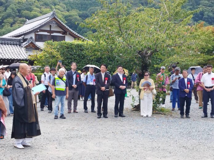 出發前聆聽天龍寺住持的勉勵與祝福 出發前聆聽天龍寺住持的勉勵與祝福