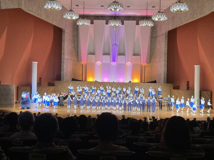 台南兒童合唱團與NHK熊本兒童合唱團同台演出 2.台南兒童合唱團在熊本縣立劇場演出 3.台南兒童合唱團與NHK兒童合唱團締結合作交流協定