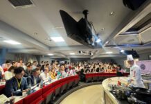 台灣辦桌飄香東京 世華姐妹品味馬告、刺蔥原民風味 參加來賓聆聽教學