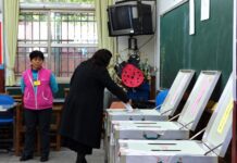 台灣民眾在投票所投下選票。圖為過去總統、副總統及立法委員選舉投票情形。（台灣新聞社資料照片）