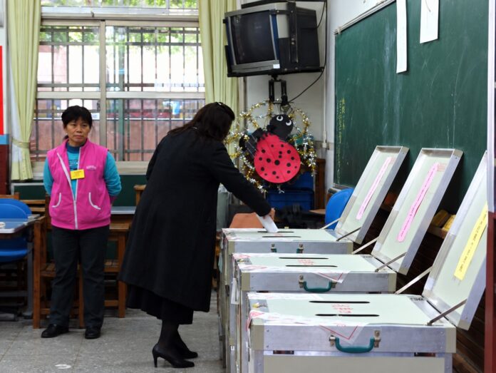 台灣民眾在投票所投下選票。圖為過去總統、副總統及立法委員選舉投票情形。(台灣新聞社資料照片) 台灣民眾在投票所投下選票。圖為過去總統、副總統及立法委員選舉投票情形。(台灣新聞社資料照片)