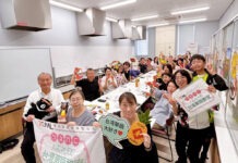 TCML 大阪弁天町以臺灣華語串聯臺日越中秋文化 交流成果登大阪市官方網站 手持完成的小馬提燈合影,展現多文化交流成果。
