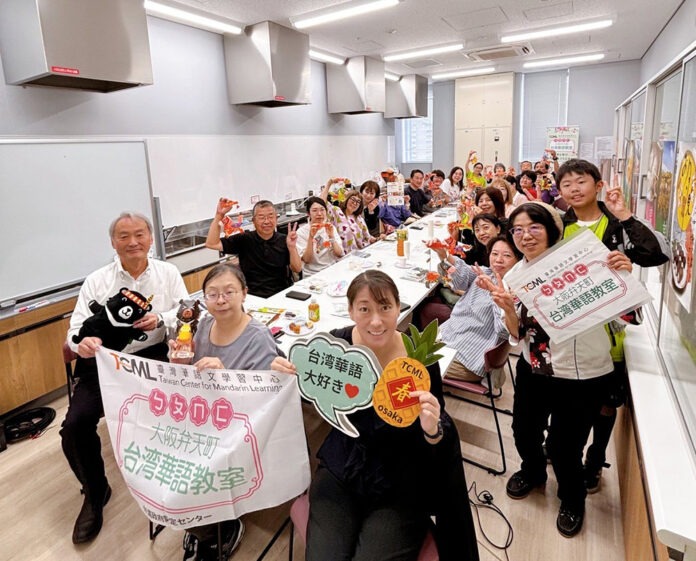 手持完成的小馬提燈合影,展現多文化交流成果。 手持完成的小馬提燈合影,展現多文化交流成果。