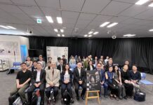 從傳統走向未來—跨越時代的臺灣生活工藝展 開幕式結束後全體大合照(臺灣文化中心提供)