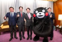 外交部主任秘書甄國清（中）熊本県知事木村敬（左二）、熊本県議會議長內野幸喜（左一）及「くまモン」部長紀念合影。