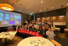 国建会日本聯誼会が八田與一の長孫を招き講演会 日台の絆と学術交流を深化 国建会日本聯誼会は特別講演会および懇親交流会を開催。会場の来賓や会員、オンライン参加の研究者・専門家らが記念撮影を行い、会場とオンラインを合わせ50人以上が参加した。