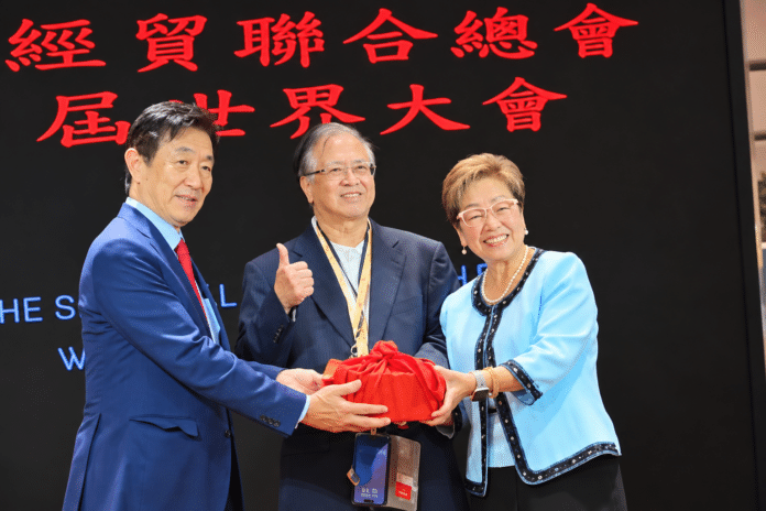 総会交代式/左：朱恭亮総會長、右：鄭秀明総会長